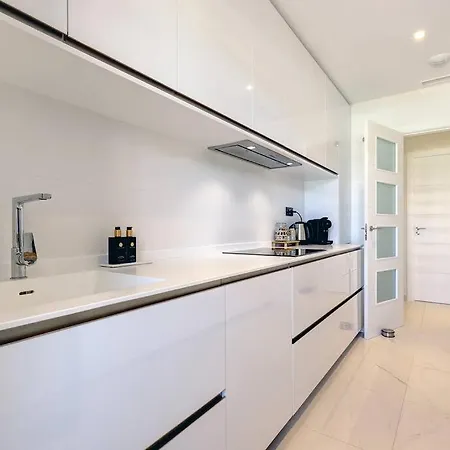 Brand New Gorgeous 2 Bed At Hills!