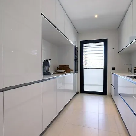 Brand New Gorgeous 2 Bed At Hills!